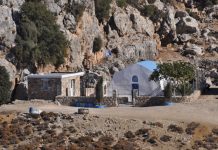 Το ιερό εξωκκλήσι του Αγίου Γεωργίου στην περιοχή Ασκόπετρα στο Πυλί (πάνω από το παλιό λατομείο), εορτάζει το Σάββατο.