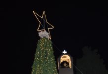 ΦΩΤΟ & ΒΙΝΤΕΟ Χριστουγεννιάτικη εορταστική ατμόσφαιρα με βεγγαλικά, μελωδίες & παιχνίδια στο άναμμα του δέντρου στην Αντιμάχεια