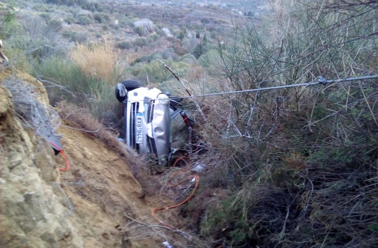 «Τύχη βουνό» είχαν 2 νεαροί συμπολίτες μας – ΙΧ έπεσε… στη ρεματιά, στο δρόμο Αντιμάχεια-Καρδάμαινα