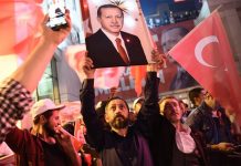 ΝΑΙ: 51,23% – ΟΧΙ: 48,77% Πύρρειος νίκη για τον Ερντογάν στο δημοψήφισμα