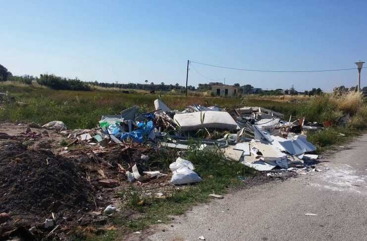 Η ρίψη μπαζών στο δρόμο της Λάμπης (πιο πάνω από το Capten Elias) συνεχίζεται…