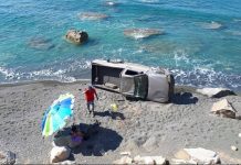 Και ξαφνικά όλοι «πάγωσαν»: Το αυτοκίνητο «βούτηξε» στην παραλία!