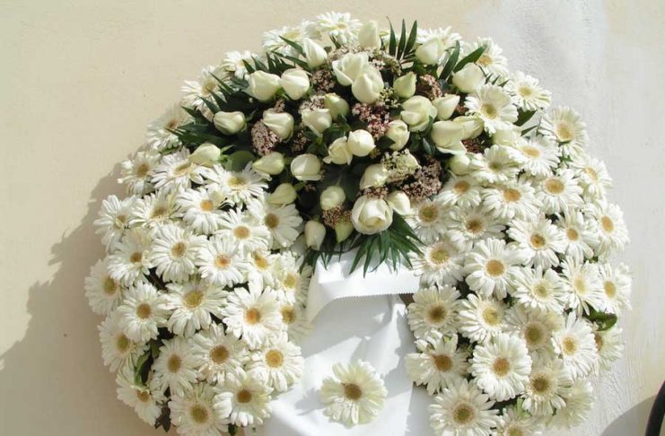 Ιερέας ματαιώνει κηδεία και πετάει έξω από το ναό τους συγγενείς (ΒΙΝΤΕΟ)