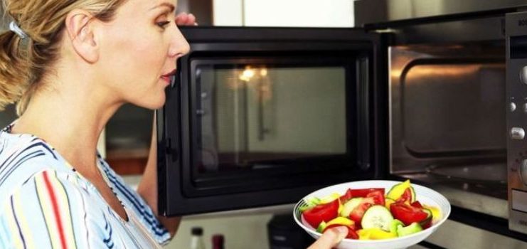 Προσοχή: Ποιες τροφές δεν πρέπει να φάτε ξαναζεσταμένες. Τι κίνδυνος κρύβεται