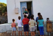 Eλένη Tάνου: H «δασκάλα με τα χρυσά μαλλιά» της Tελένδου που πηγαίνει κάθε πρωί στο σχολείο με… βάρκα!