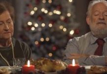 Οι επισκέπτες: Η 6λεπτη ταινία του Θοδωρή Παπαδουλάκη για τα Χριστούγεννα είναι γροθιά στο στομάχι (ΒΙΝΤΕΟ)