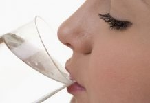 Πίνετε νερό με το σωστό τρόπο; Τι πρέπει να γνωρίζετε;