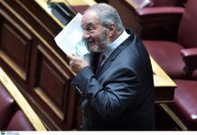 Αγνώριστος ο Κώστας Καραμανλής – Δείτε πώς πήγε στη Βουλή