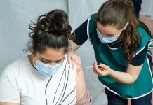 Κορωνοϊός: Μια δόση εμβολίου για όσους έχουν νοσήσει συστήνει η Επιτροπή Εμβολιασμών – Αναμένεται σύσταση και για τον εμβολιασμό των παιδιών