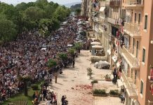 Κέρκυρα: Χιλιάδες κόσμου στην πρώτη Ανάσταση για το έθιμο των «μπότηδων» – Δείτε βίντεο