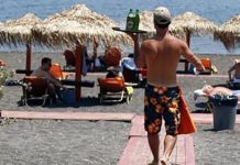 Εφοριακοί με «μαγιό» εξορμούν στα νησιά και τις παραλίες