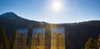 Πόλη στην Νορβηγία φωτίζεται από τον ήλιο μέσα από καθρέφτες