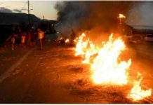 Καταδίωξη στο Πέραμα – Έκρυθμη η κατάσταση στον Ασπρόπυργο – Ρομά έκλεισαν την Αττική Οδό κι έκαψαν αυτοκίνητο – Πετροπόλεμος με την Αστυνομία