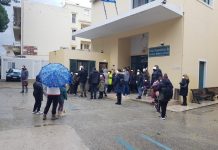 Αγανάκτηση και συνωστισμός γονιών – παιδιών… Παιδικοί εμβολιασμοί στην Κω υπό βροχή, κρύο και ανοργανωσιά!