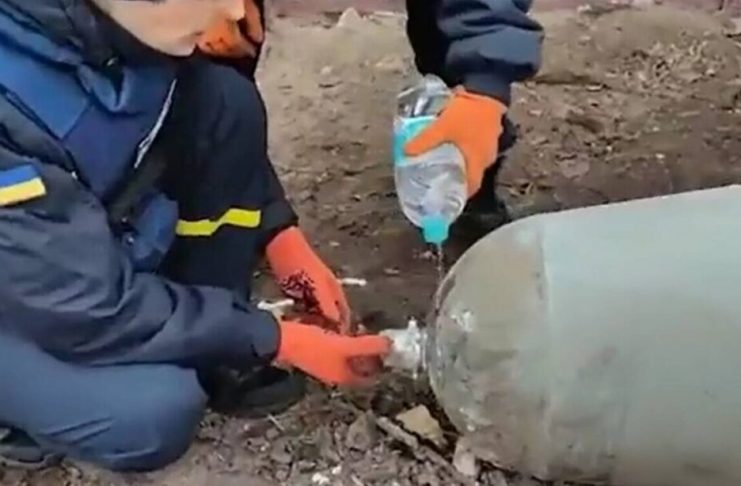 Viral βίντεο με Ουκρανούς να αφοπλίζουν βόμβα με μπουκάλι νερό