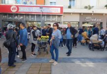 Αυξημένη η κίνηση στο κέντρο της Κω τελευταία εργάσιμη Κυριακή του έτους