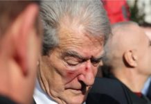 Αλβανία: Γρονθοκόπησαν τον Σαλί Μπερίσα σε αντικυβερνητική διαδήλωση – Βίντεο