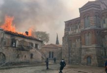 Φωτιά στη Βοιωτία: Κάηκαν κτίρια στην ιστορική μονή του Οσίου Λουκά – Δείτε βίντεο και φωτογραφίες