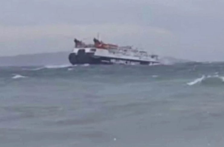 Σκόπελος: Βίντεο με το πλοίο Skiathos Express να παλεύει με τεράστια κύματα