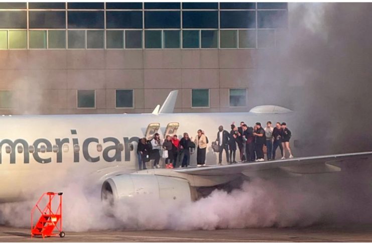 Βίντεο: Φωτιά σε Boeing της American Airlines μετά την προσγείωσή του στο Ντένβερ – Οι επιβάτες περίμεναν όρθιοι στο φτερό για να απομακρυνθούν