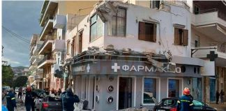 Κατέρρευσαν μπαλκόνια σε κεντρικό δρόμο στο Λαύριο, μεγάλες ζημιές – Δείτε φωτογραφίες