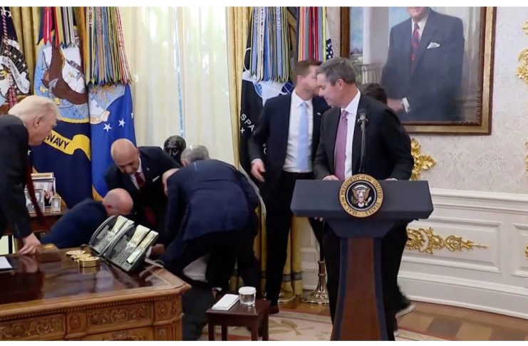 Κατέρρευσε σε live μετάδοση δίπλα στον Τραμπ ηγετικό στέλεχος της Novo Nordisk στη διάρκεια εκδήλωσης στο Οβάλ Γραφείο – Δείτε βίντεο