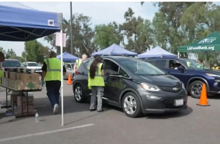 Δημοσιονομική παράλυση χωρίς προηγούμενο στις ΗΠΑ: Ουρές χιλιομέτρων στην Καλιφόρνια για δωρεάν τρόφιμα! – Δείτε βίντεο