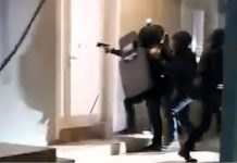 Η στιγμή που πάνοπλοι αστυνομικοί σπάνε πόρτα και μπαίνουν σε σπίτι Ρομά – Εξαπατούσαν ηλικιωμένους ως «υπάλληλοι» του ΔΕΔΔΗΕ, πάνω από 7 εκατ. τα κέρδη