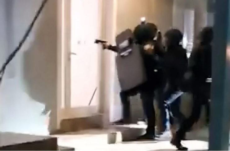 Η στιγμή που πάνοπλοι αστυνομικοί σπάνε πόρτα και μπαίνουν σε σπίτι Ρομά – Εξαπατούσαν ηλικιωμένους ως «υπάλληλοι» του ΔΕΔΔΗΕ, πάνω από 7 εκατ. τα κέρδη