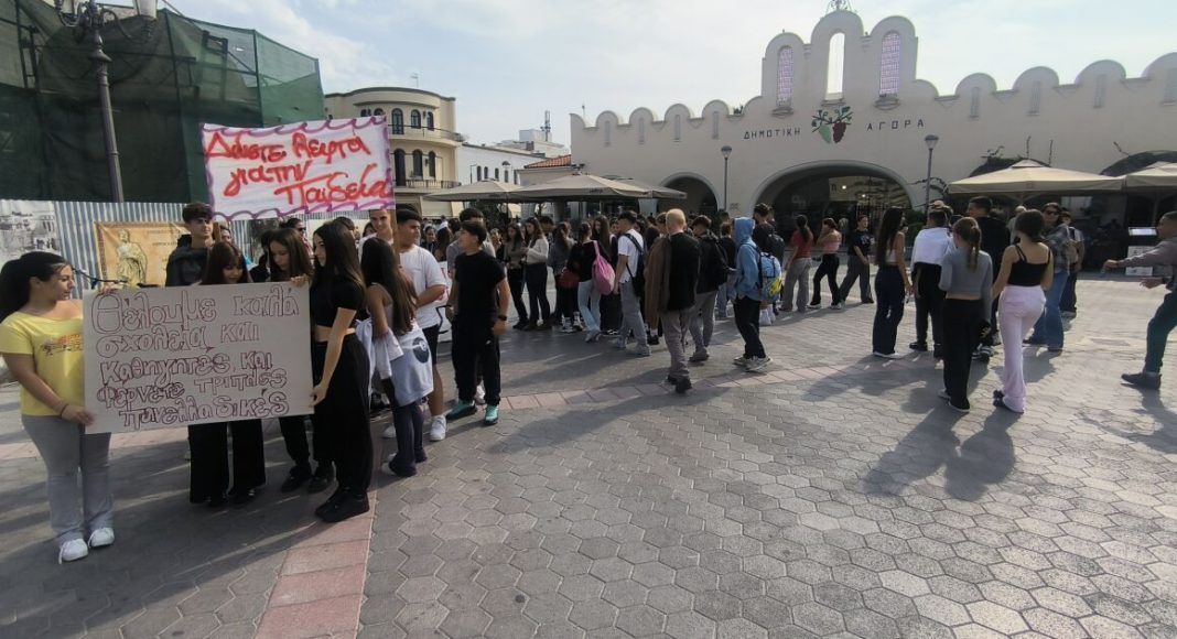 Στους δρόμους της Κω, μαθητές και εκπαιδευτικοί στο πλαίσιο πανελλαδικών κινητοποιήσεων, για την εκπαίδευση