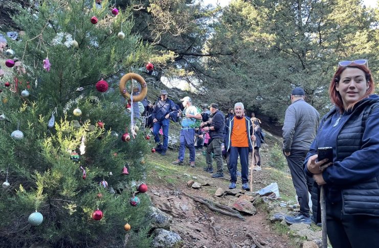Πεζοπορική ομάδα Κω: Με μεγάλη συμμετοχή στόλισαν και φέτος το δέντρο στο μονοπάτι προς τον Δίκαιο