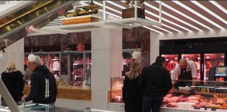 Ένα ιδιαίτερο κρεoπωλείο με πιάνο στα Βόρεια Προάστεια των Αθηνών