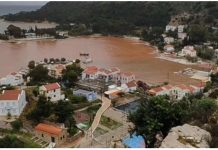 Ορμητικός καταρράκτης πλημμύρισε σπίτια και δρόμους στο Καστελόριζο: Έγινε κόκκινη από τις λάσπες η θάλασσα