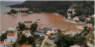 Ορμητικός καταρράκτης πλημμύρισε σπίτια και δρόμους στο Καστελόριζο: Έγινε κόκκινη από τις λάσπες η θάλασσα