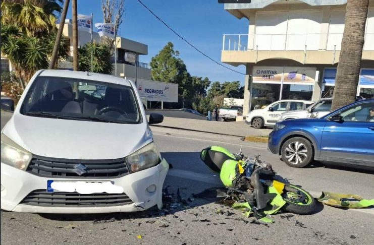 Σοβαρό τροχαίο στο Μαρμαρωτό: Σύγκρουση ΙΧ με μοτοσυκλέτα – Στο νοσοκομείο ο οδηγός της