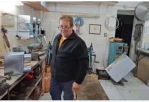 Στο παραδοσιακό εργαστήρι του Μανώλη Λυμπέρη (Κωσταρέλι) στην Κάλυμνο.- Η τέχνη που επιμένει να ζει (video)