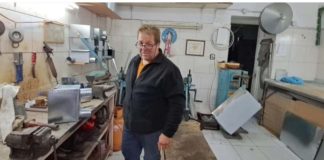 Στο παραδοσιακό εργαστήρι του Μανώλη Λυμπέρη (Κωσταρέλι) στην Κάλυμνο.- Η τέχνη που επιμένει να ζει (video)