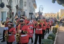 Μεγάλη Χριστουγεννιάτικη Περαντζάδα της Φιλαρμονικής Κώων «Παναγιώτης Τσακανιάς» με τον Άη Βασίλη της cocomat στο Ιστορικό Κέντρο