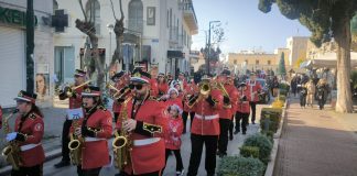 Μεγάλη Χριστουγεννιάτικη Περαντζάδα της Φιλαρμονικής Κώων «Παναγιώτης Τσακανιάς» με τον Άη Βασίλη της cocomat στο Ιστορικό Κέντρο