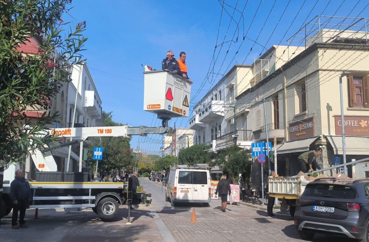 Αποκαταστάθηκε η ζημιά στον Χριστουγεννιάτικο Διάκοσμο της Β.Παύλου, μετά από πρόσκρουση φορτηγού: Άμεση επέμβαση της Υπηρεσίας Ηλεκτρολόγων του Δήμου!