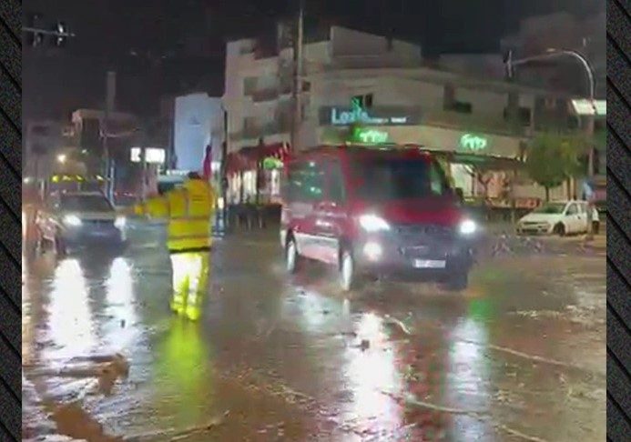 Γυναίκα νεκρή στην Ανω Γλυφάδα, παρασύρθηκε από τα νερά και εγκλωβίστηκε κάτω από αυτοκίνητο