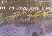 Νέα βίντεο δείχνουν τη στιγμή της παράσυρσης της υπαλλήλου έξω από τα ΕΛΤΑ Βριλησσίων, διαφώνησαν για ένα δέμα