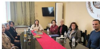 Παράδοση της αυτοβιογραφίας της Άννας Σαρρή-Καραμπεσίνη από την Έπαρχο Κω-Νισύρου σε πολιτιστικούς συλλόγους του νησιού