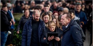 «Η φωτιά δεν μπόρεσε να κάψει αυτό που ήσουν»: Θρήνος στις κηδείες τριών θυμάτων της τραγωδίας στην Βιολάντα