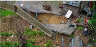 Τρομακτικές εικόνες από drone στο Μαζαράκι Ηλείας, υποχωρεί ολόκληρη η πλαγιά, μετέφεραν μαθητές στα χέρια μέσα από χωράφια