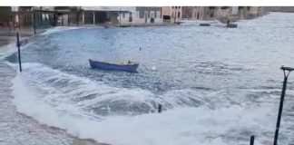 Τις πόρτες των σπιτιών έφτασε η θάλασσα σε Χάλκη και Καστελλόριζο – Εντυπωσιακά βίντεο ανήρτησαν οι δήμαρχοι