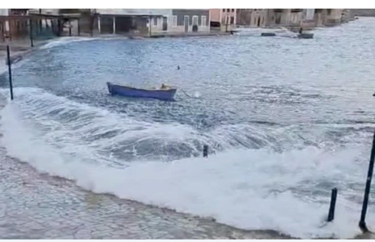 Τις πόρτες των σπιτιών έφτασε η θάλασσα σε Χάλκη και Καστελλόριζο – Εντυπωσιακά βίντεο ανήρτησαν οι δήμαρχοι