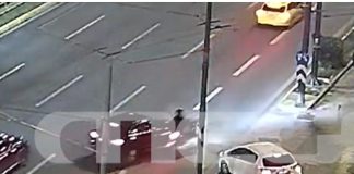 Τροχαίο-σοκ στη Συγγρού, μοτοσικλετιστής χτύπησε σε κολώνα μετά από σύγκρουση με αυτοκίνητο