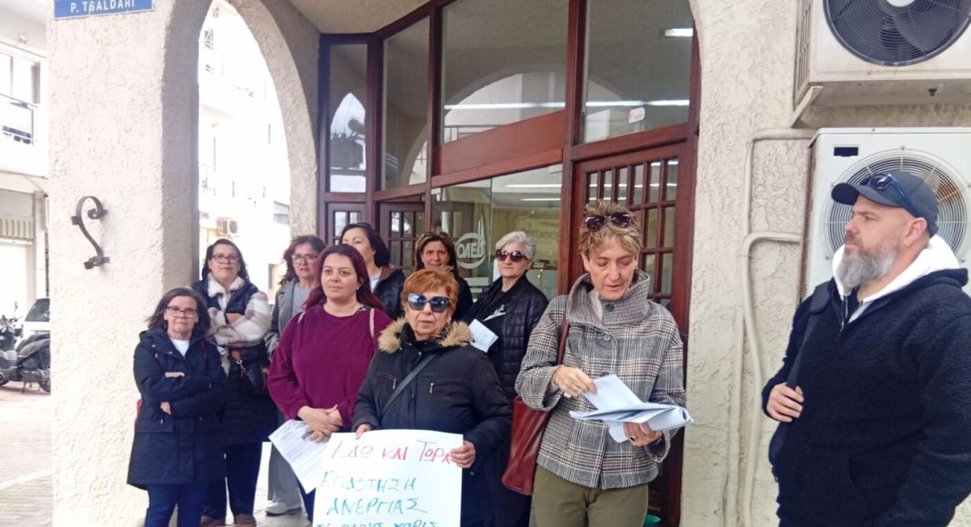 Ηχηρό μήνυμα των εργαζομένων σε τουρισμό και επισιτισμό, έξω από τη ΔΥΠΑ Κω συμμετέχοντας στην 24ωρη πανελλαδική απεργία