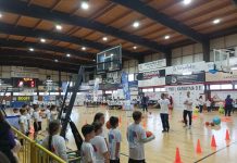 Κατάμεστο το κλειστό γυμναστήριο με μικρούς αθλητές για το “Healthy Hoops 4ALL”